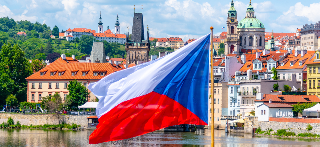 flaga Republiki Czeskiej na tle krajobrazu starego miasta