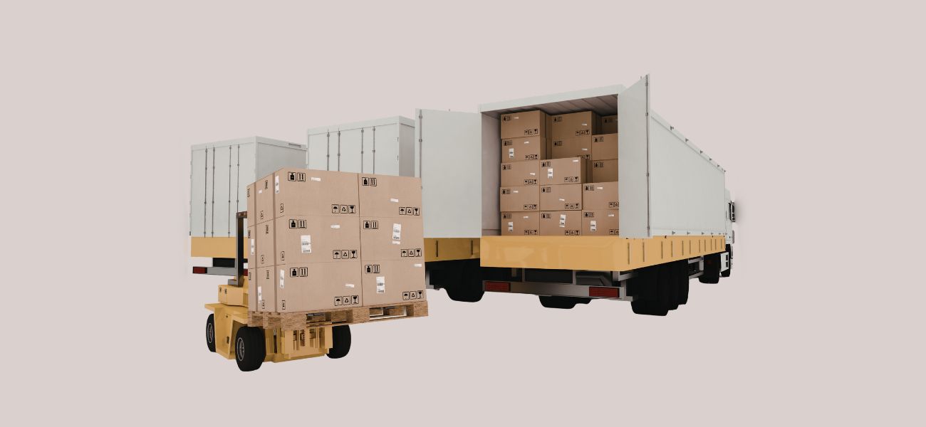 zdjęcie samochodu dostawczego zapakowanego paczkami oraz wózka widłowego podnoszącego kartony