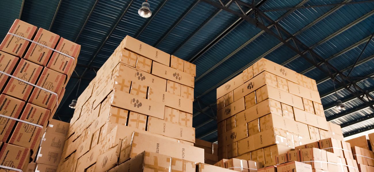 zdjęcie góry paczek w kartonach ilustrujące magazyn zapasów