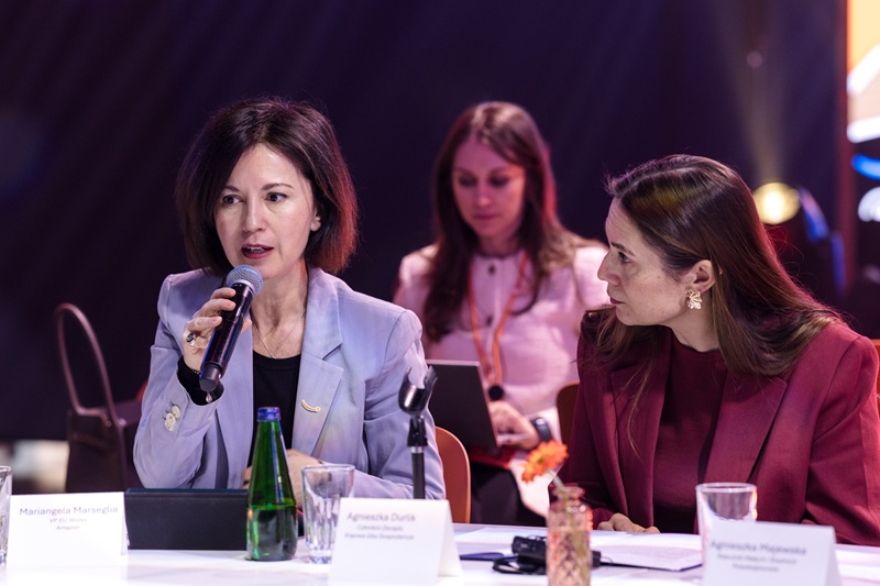 okrągły stół KIG o barierach na jednolitym rynku, na fotografii Agnieszka Durlik z KIG i Mariangela Marseglia z Amazon