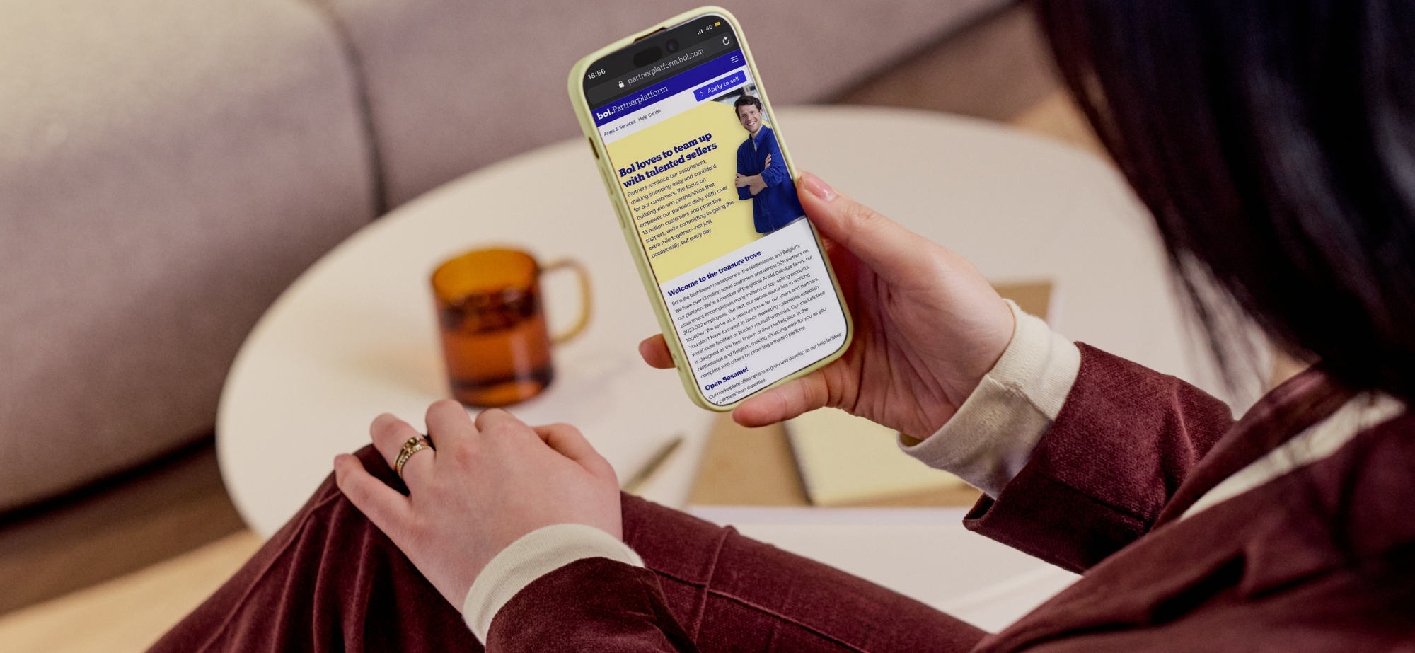 zdjęcie kobiety trzymającej smartfona wyświetlającego stronę bol