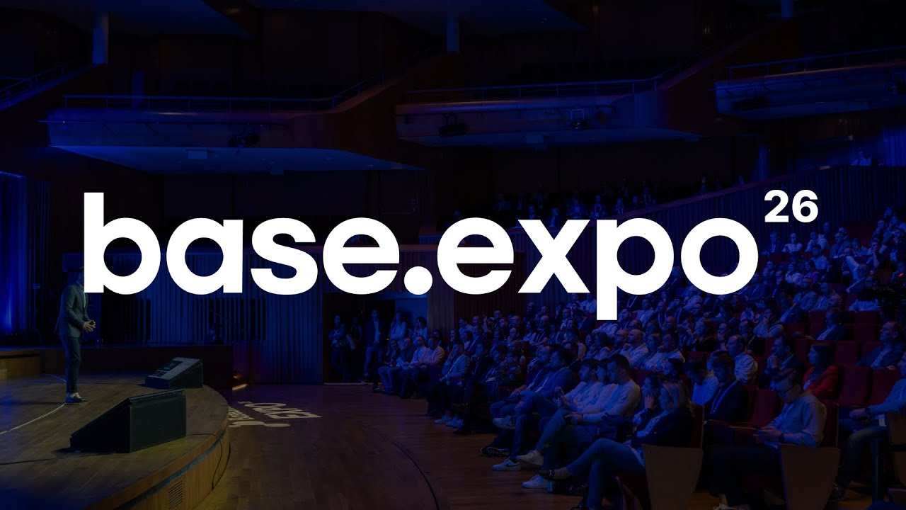ciemne zdjęcie sali konferencyjnej z białym logotypem base.expo